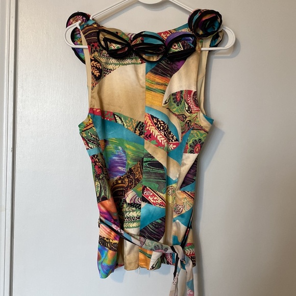 Cachet floral sleeveless blouse with rosette accents - Picture 2 of 6